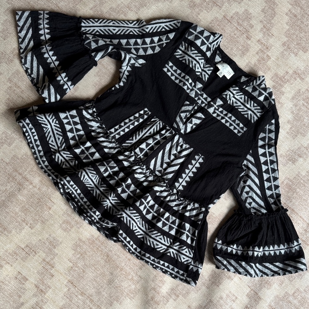 Jun & Ivy Women’s M Boho Black and White Geometric Bell Sleeve Top